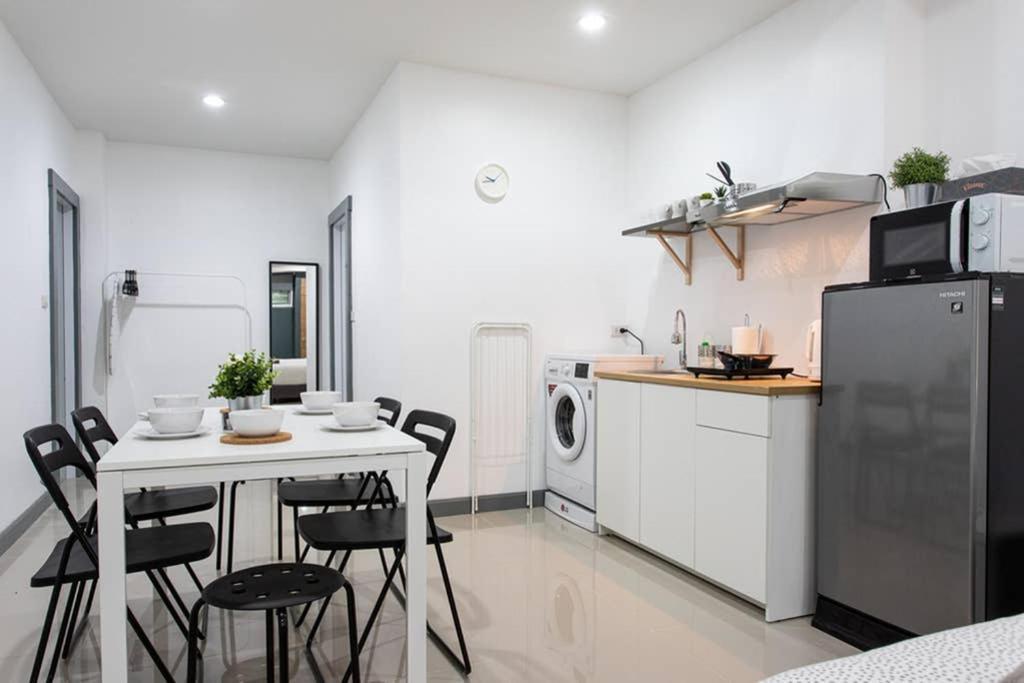 P1 Silom Pan Large Room Full Kitchen Wifi 4-6Pax Bangkok Eksteriør billede